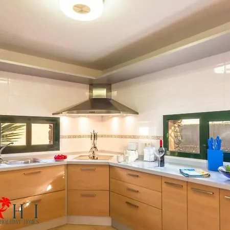 Anahi Homes- Palm View Villa *